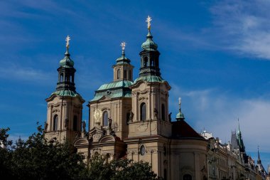 Prag, Çek Cumhuriyeti - 23 Eylül 2021: Prag Meridyen Meydanı 'ndaki Aziz Niklas Kilisesi