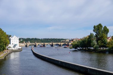 Prag, Çek Cumhuriyeti - 23 Eylül 2021: Sonbaharda Vltava Nehri ve Prag şehir merkezi manzarası