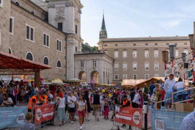 Salzburg, Avusturya - 26 Eylül 2021: İnsanlar güzel bir yaz gününde Salzburg kasaba fuarının tadını çıkarıyor