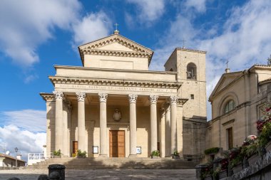 San Marino, San Marino - 14 Ekim 2021: Başkentteki San Marino Bazilikası manzarası