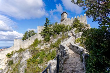 San Marino, San Marino - 14 Ekim 2021: San Marino 'nun başkentindeki dağın tepesindeki Rocca della Guaita Kalesi
