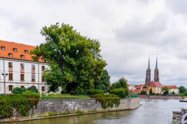 Wroclaw, Polonya - 17 Eylül 2021: Wroclaw şehir merkezindeki Katedral ve Oder Nehri manzarası