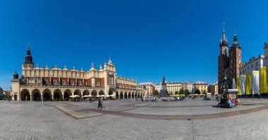Krakow, Polonya - 15 Eylül 2021: tarihi şehir merkezi Krakow 'daki Rynek Glowny şehir meydanının manzarası