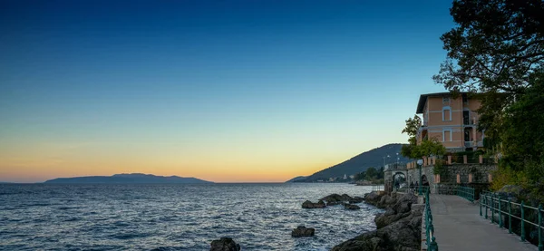 オパチャ クロアチア 2021年9月27日 日没時にオパチャ付近のクロアチア北部のアドリア海沿岸に沿ってボードウォーク — ストック写真