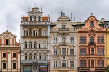 Plzen, Çek Cumhuriyeti - 24 Eylül 2021: Pilsen 'in eski şehir merkezindeki renkli tarihi binalar