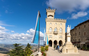 San Marino, San Marino - 14 Ekim 2021: Özgürlük Meydanı manzarası ve San Marino 'nun başkenti Palazzo Pubblico ile heykel