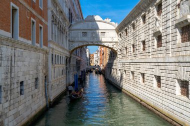 Venedik, İtalya - 15 Ekim 2021: Venedik 'in dar kanallarında seyahat eden turistlerle gondol