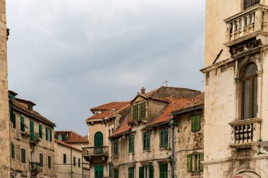 Split, Hırvatistan - 12 Kasım 2021: tarihi şehir merkezi Split 'teki gökyüzü bulutlu ve kopyalama alanı olan eski binalar