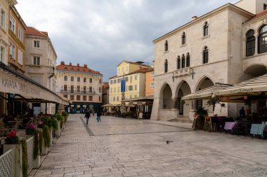 Split, Hırvatistan - 12 Kasım 2021: tarihi şehir merkezi Split 'teki bulutlu gökyüzü olan eski binalar