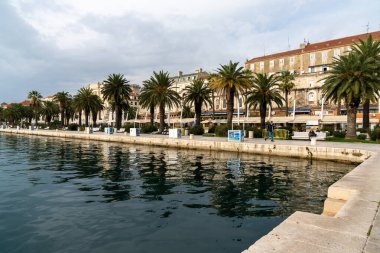Split, Hırvatistan - 12 Kasım 2021: Split şehir merkezindeki liman ve liman