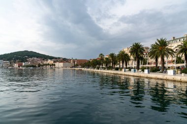 Split, Hırvatistan - 12 Kasım 2021: Split şehir merkezindeki liman ve liman
