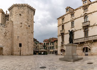 Split, Hırvatistan - 12 Kasım 2021: Tarihi şehir merkezi Split 'teki Meyve Meydanı' nda Marko Maruliç 'in heykeli ön planda