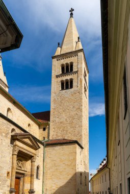 Prag, Çek Cumhuriyeti - 23 Eylül 2021: Jirska Caddesi ve Prag şatosu kompleksindeki St. George Bazilikası