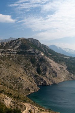Makarska yakınlarındaki Adriyatik Karayolu ve Dalmaçya Sahili dikey görünümü