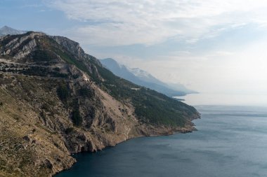 Makarska yakınlarındaki Adriyatik Otoyolu ve Dalmaçya Sahili manzarası