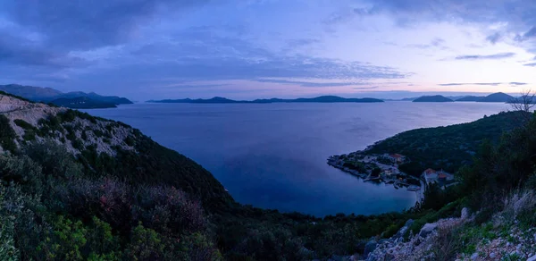 Красочный Закат Адриатическом Шоссе Хорватии Видом Побережье Силуэты Островов Вдалеке — стоковое фото