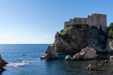 Dubrovnik, Hırvatistan - 21 Kasım 2021: Dubrovnik 'in eski şehir merkezindeki Lovrijenac Kalesi manzarası