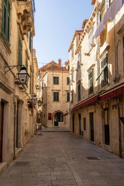 Dubrovnik, Hırvatistan - 21 Kasım 2021: Dubrovnik 'in tarihi kent merkezinde dar sokaklar ve sokaklar