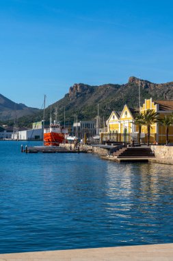 Cartagena, İspanya - 29 Aralık 2021: Cartagena limanı ve sanayi limanı dikey görünümü