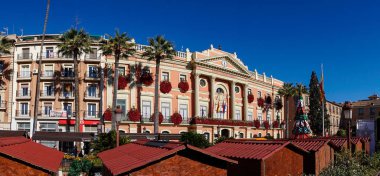 Murcia, İspanya - 27 Aralık 2021: Eski şehir merkezindeki Murcia belediye binasının manzarası