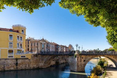 Murcia, İspanya - 27 Aralık 2021: Murcia 'daki tarihi şehir merkezi ve Rio Segura manzarası