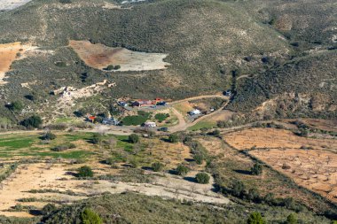 La Pinilla, İspanya - 1 Ocak 2022: Murcia Çölü 'nde karavanlı küçük bir kamp alanı manzarası