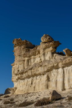 Bolnuevo 'daki meşhur kumtaşı erozyonlarının ve kabadayıların berrak mavi gökyüzünün altındaki görüntüsü.