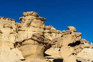 Bolnuevo 'daki meşhur kumtaşı erozyonlarının ve kabadayıların berrak mavi gökyüzünün altındaki görüntüsü.