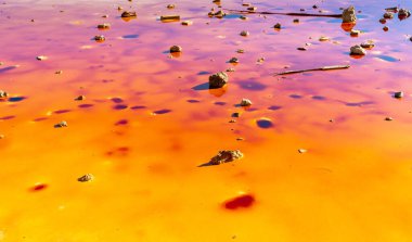 Terk edilmiş eski bir madende zehirli ve zehirli suyu olan renkli küçük bir gölet.