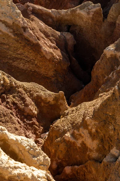 Terk Edilmiş Bir Madende Kırmızı Toprak Toprağı Aşındıran Bir Erozyon — Stok fotoğraf