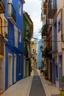 Villajoyosa, İspanya - 20 Ocak 2022: Tarihi eski şehrin merkezinde birçok renkli evi olan dar bir sokak