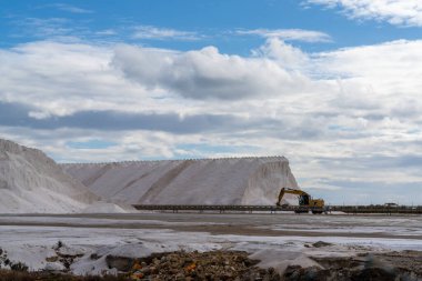 Santa Pola, İspanya - 24 Ocak 2022: Santa Pola tuz ve tuz üretimi manzarası