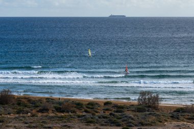 Güney Murcia 'daki Calblanque Bölge Parkı' nın tenha sahillerinde rüzgar sörfü.