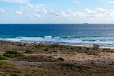 Güney Murcia 'daki Calblanque Bölge Parkı' nın tenha sahillerinde rüzgar sörfü.
