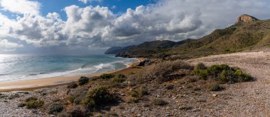 Murcia 'daki boş plajların ve dağlık sahillerin güzel bir manzarası.