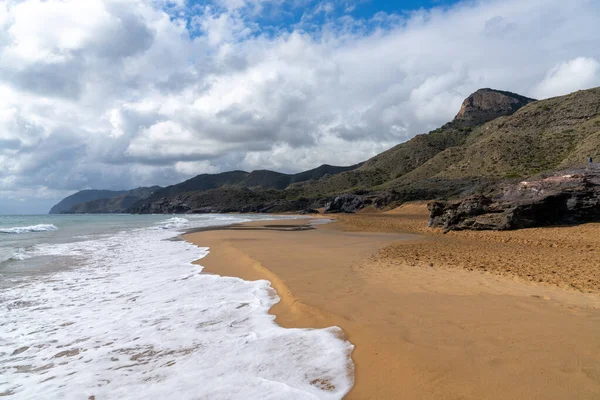 Una Costa Rocosa Del Océano Con Montañas Una Hermosa Playa — Foto de Stock