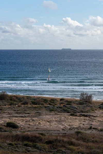Güney Murcia 'daki Calblanque Bölge Parkı' nın tenha sahillerinde rüzgar sörfü.