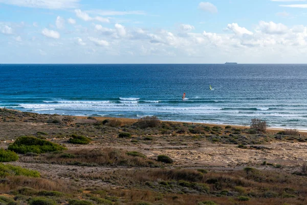 Güney Murcia 'daki Calblanque Bölge Parkı' nın tenha sahillerinde rüzgar sörfü.