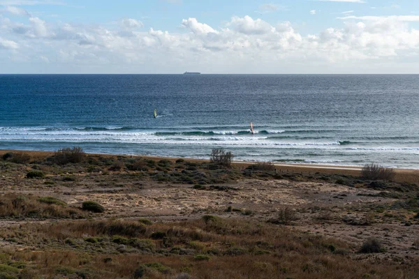 Güney Murcia 'daki Calblanque Bölge Parkı' nın tenha sahillerinde rüzgar sörfü.