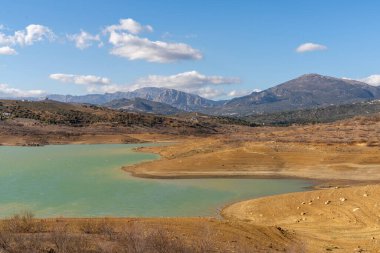 Güney İspanya 'da Malaga eyaletinin kırsal kesimindeki Vinuela Gölü manzarası