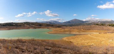 Güney İspanya 'da Malaga eyaletinin kırsal kesimindeki Vinuela Gölü manzarası