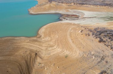 Vinuela 'daki rezervuar ve gölün soyut yüksek açılı görüntüsü