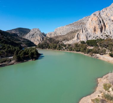 Güney İspanya 'daki Tajo de la Encantada Rervoir ve dağlarının yüksek açılı insansız hava aracı görüntüsü