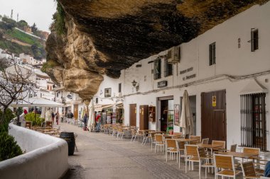 Setenil de las Bodegas, İspanya - 19 Şubat 2022: Setenil de las Bodegas 'daki Calle Cueva del Sol manzarası