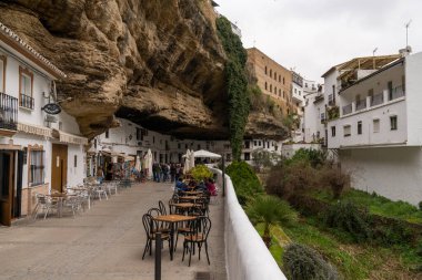 Setenil de las Bodegas, İspanya - 19 Şubat 2022: İnsanlar eski Setenil de las Bodegas kasabasında günün tadını çıkarıyorlar.