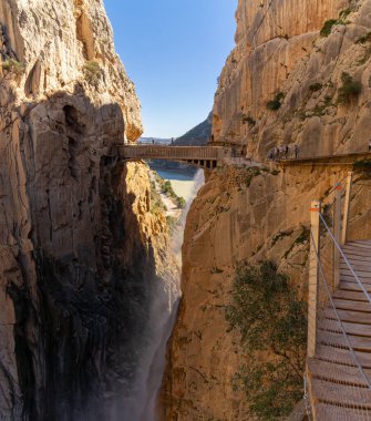 El Chorro, İspanya - 22 Şubat 2022: turistler gösterişli bir kış gününde Camino del Rey 'de yürüyüş yapmayı severler.