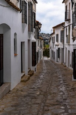 Grazalema, İspanya - 19 Şubat 2022: Grazalema 'nın eski şehir merkezindeki dar sokakların manzarası