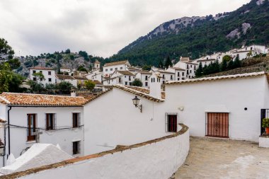 Grazalema, İspanya - 19 Şubat 2022: Gök mavisi beyazlatılmış Endülüs dağ köyü Grazalema