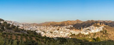 Alora, İspanya - 23 Şubat 2022: Gökyüzü beyazlatılmış Endülüs köyü manzarası