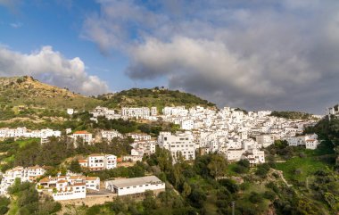 Casares, İspanya - 25 Şubat 2022: Cennetin beyazlatılmış Endülüs köyü